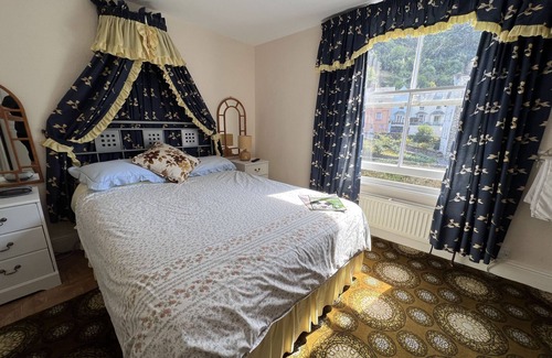 Lynmouth House | Cozy Retreat at The Captain's House with Spa & Breakfast