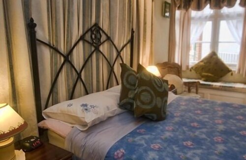 Lynmouth House | Cozy Retreat at The Captain's House with Spa & Breakfast