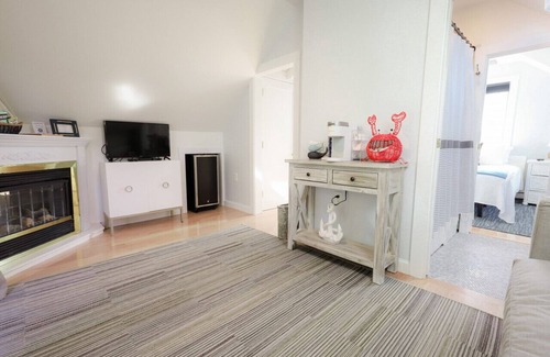 Harwich Port Condo | Experience The Captain's Quarters Suite: Oceanfront Escape