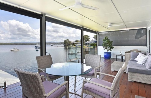 Coal Point House | Discover The Captains Cottage: 4-Star Child-Friendly Retreat