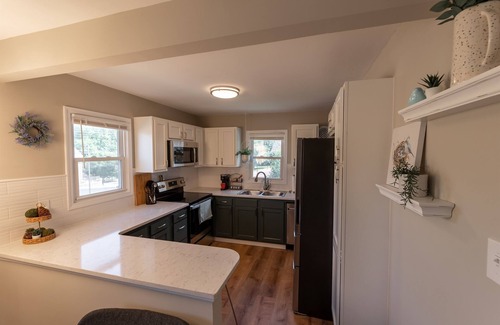St. Charles Historic District House | Guest Rated 10/10: The Cardinal Nest - Pet Friendly Cottage