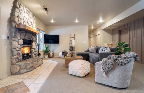 East Kootenay Cabin | The Caribou Lodge | No Service Fees | HotTub