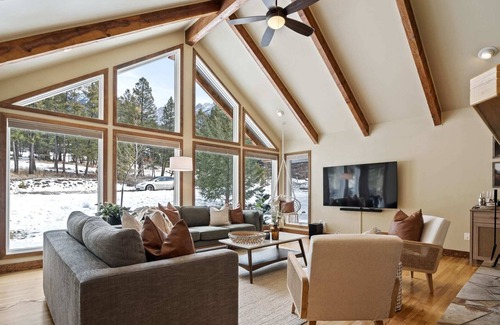 East Kootenay Cabin | The Caribou Lodge | No Service Fees | HotTub