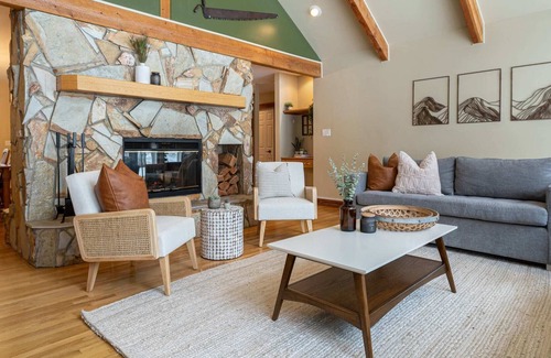 East Kootenay Cabin | The Caribou Lodge | No Service Fees | HotTub