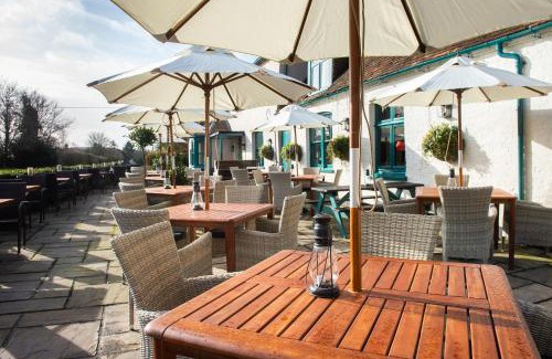 Burghclere Hotel | Comfortable Stay at The Carnarvon Arms - Pet Friendly & More