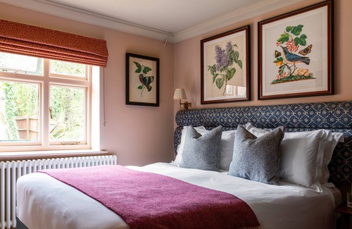 Burghclere Hotel | Experience Comfort at The Carnarvon Arms with Breakfast