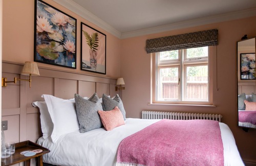 Burghclere Hotel | Experience Comfort at The Carnarvon Arms with Breakfast