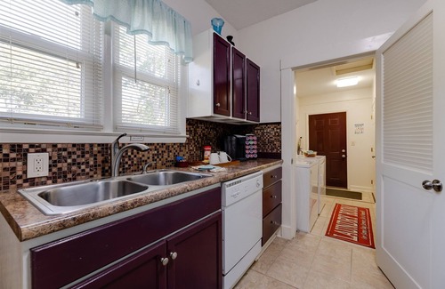 Des Moines House | Cozy Carol Anne Victorian Home with Ocean View & High Rating