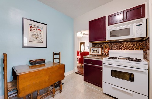 Des Moines House | Cozy Carol Anne Victorian Home with Ocean View & High Rating