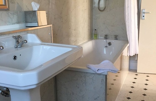 Sleaford Hotel | Discover The Carre Arms Hotel: Spa & Family-Friendly Stay