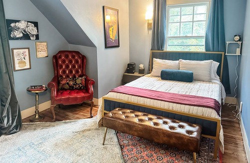 Woodbridge Cottage | Pet-Friendly Getaway: The Carriage House Near Yale