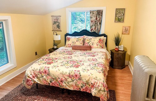 Woodbridge Cottage | Pet-Friendly Getaway: The Carriage House Near Yale