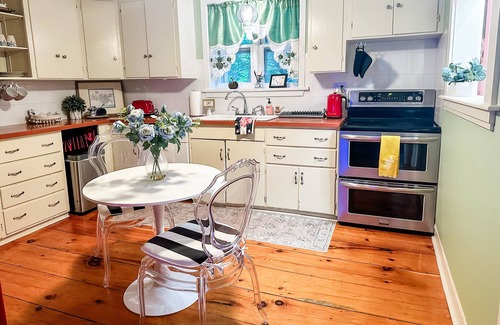 Woodbridge Cottage | Pet-Friendly Getaway: The Carriage House Near Yale