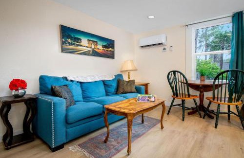 Grass Valley House | Chic Treetop Loft with Hot Tub & 9.7/10 Guest Rating