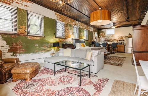Cincinnati Apartment | Top-Rated Carriage House Studio with Pet-Friendly Amenities