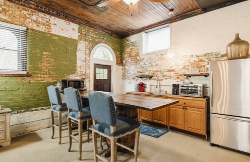 Cincinnati Apartment | Top-Rated Carriage House Studio with Pet-Friendly Amenities