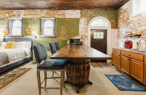 Cincinnati Apartment | Top-Rated Carriage House Studio with Pet-Friendly Amenities