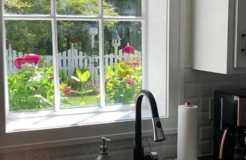 Abingdon House | Unforgettable Stay at The Carriage House with Hot Tub & Kitchen