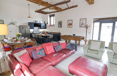 Huntley Cottage | Pet-Friendly Retreat with Hot Tub in Huntley
