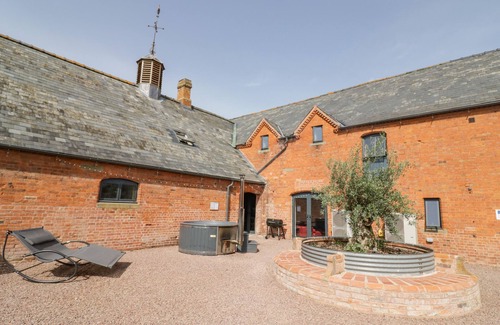 Huntley Cottage | Pet-Friendly Retreat with Hot Tub in Huntley