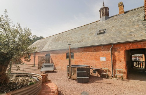 Huntley Cottage | Pet-Friendly Retreat with Hot Tub in Huntley