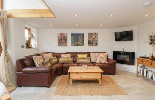 Yarpole House | Discover The Cart Barn: 4-Star Stay with High Ratings