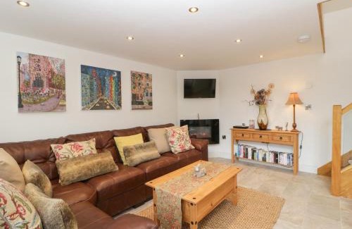 Yarpole House | Discover The Cart Barn: 4-Star Stay with High Ratings