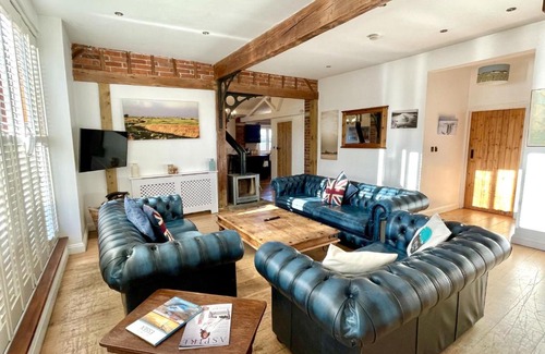 Brightlingsea House | Discover The Cart Lodge at Lee Wick Farm - Pet Friendly Retreat