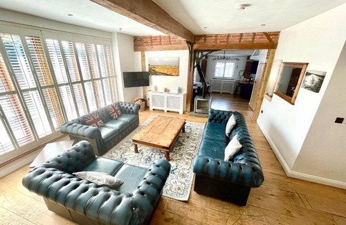 Brightlingsea House | Discover The Cart Lodge at Lee Wick Farm - Pet Friendly Retreat