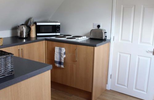 Burrough Green Apartment | Discover The Cart Lodge: Family-Friendly with Breakfast Included