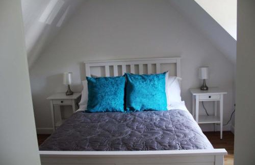 Burrough Green Apartment | Discover The Cart Lodge: Family-Friendly with Breakfast Included