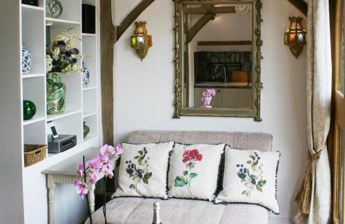 Turville House | Discover The Cart Shed: Family-Friendly 4-Star Escape