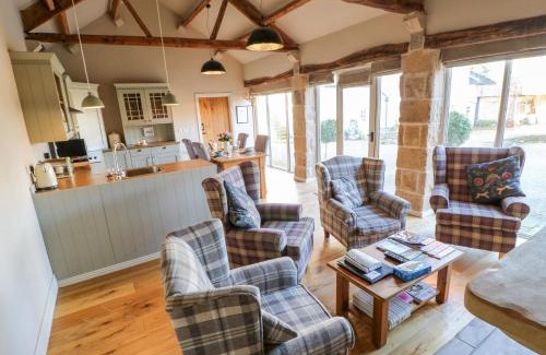 Richmond House | Elegant Stay at The Cartshed, Sedbury Park Farm - 5 Stars