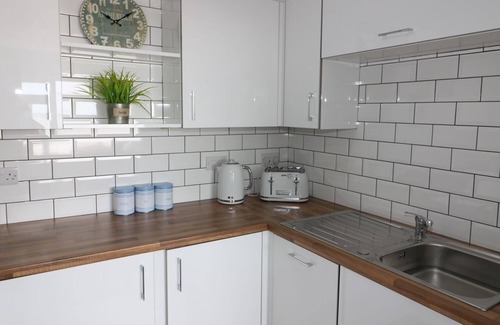 Amroth Cottage | Relax at The Cartwheel: Oceanfront with Breakfast & Pets