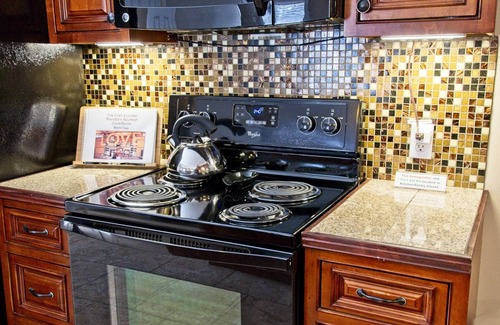 Cary House | Inviting Cary Cottage: Perfect Downtown Retreat for 4