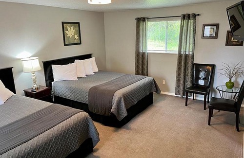 Cascade Locks Hotel | Pet Friendly Retreat at The Cascade Motel - Rated 8.7/10