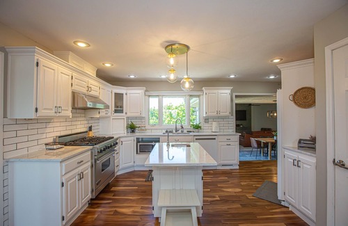 Manhattan House | Unforgettable Stays at The Castle Retreat: Lakehouse Bliss