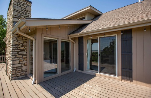 Manhattan House | Unforgettable Stays at The Castle Retreat: Lakehouse Bliss