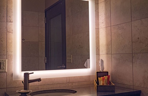 Burlington Hotel | Relax at The Catfish Bend Inn & Spa with Pool and Dining