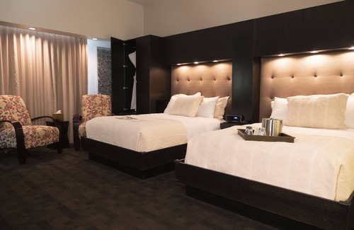 Burlington Hotel | Relax at The Catfish Bend Inn & Spa with Pool and Dining