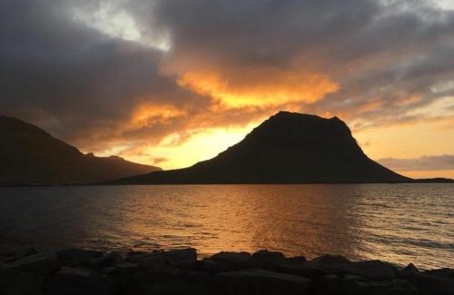 Grundarfjordur Apartment | Experience Comfort at The Cat’s Cradle – Rated 9.3/10