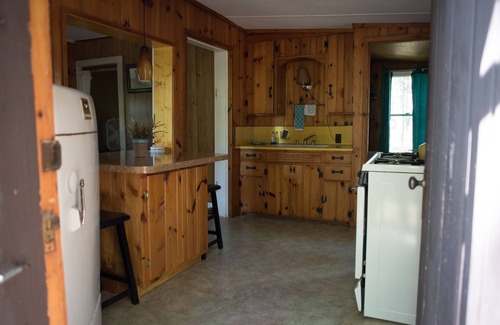 Hawks Cottage | Serene Cattail Cottage: Ocean & Lake Views Await You