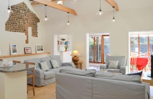 North Walsham House | Charming Stay at The Cattle Sheds: 4-Star Pet Friendly Retreat