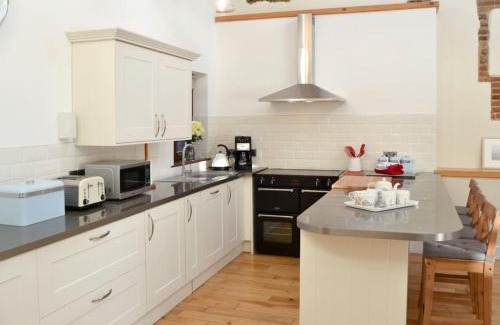North Walsham House | Charming Stay at The Cattle Sheds: 4-Star Pet Friendly Retreat
