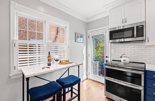 Old Town Alexandria House | Timeless Comfort Awaits in Historic OldTown with Breakfast