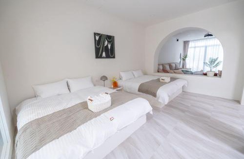 West Central District Apartment | Discover The Cave: Guest Rated 9/10 for Your Escape