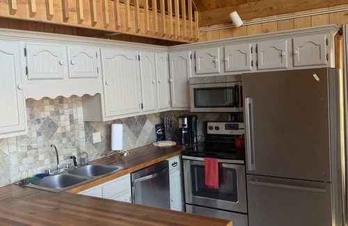 Snowshoe Ski Chalet | Top-Rated Cedar Chalet with Pool & Spa Amenities