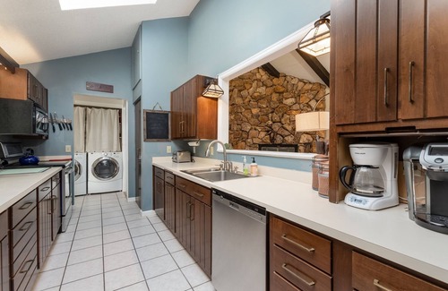 Windcliff Estates House | Discover The Cedars Vacation Home with Spa & Hot Tub