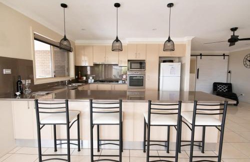 Calare House | Modern Entertaining Home on Centennial Cres - Pet Friendly!