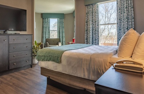 Concord Hotel | Experience Comfort at The Centennial - 4-Star Retreat